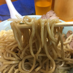 ラーメン二郎 新橋店 - 二郎は店によってメニューも注文方法も違う事がある。新橋店は基本麺はヤワで、カタメOKとの事。
                                縮れや荒れの無い二郎にしては細い麺。
                                カタメで正解！おいらはこの麺大好き！！！
                                『恋の片道切符』オススメ。