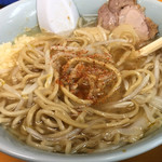ラーメン二郎 新橋店 - 新橋の素晴らしいのはスープが熱い！！！火傷するほど熱い。スクナメヤサイやっつけて一味追加。
                                一味の相性抜群だなぁ。
                                
                                