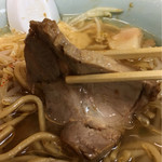 ラーメン二郎 - ブタは腕肉。脂ほとんど無い赤身でパサではないが、薄い。腹ペコキングじゃ無かったおいらには丁度いいが、初めて行ったらちょっと拍子抜けかも。
      ホロホロじゃない食いであるブタで味は美味しいけど好み出そう。
      