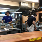 Ramenjirou - 店主は勿論ですが、助手の手際、客さばきが上手でサラリーマンの昼食ともあいまって回転は良い。
      15人の並びで20分でラーメン食べ始めです。
      都内制覇出来たらまた再訪します。
      
      