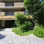 ラヴァンクール - 外から見ると店内は暗めです