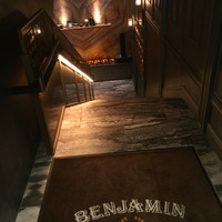 BENJAMINSTEAKHOUSE 六本木 - 入り口のスイッチ式自動ドアはいただけません
                入店後に紙オシボリが出るにしても、食事前に複数の他人が触れたスイッチを押すのに嫌悪感覚える人も多いはず