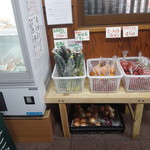 なにや - 2017年7月の内観（野菜や肉も売ってます）