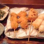 Motsuyaki Abusan - 店主おすすめの串揚げ盛り合わせ-500円（写真はお通しつき）