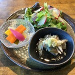 ジャム cafe 可鈴 - (写真手前から)茄子の煮浸し、自家製ピクルス、グリーンサラダ