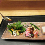 白 - 強肴の野菜には鮎魚醤をかけてくれて/鴨ロースにはイチジクソース