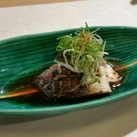 ひろ作 - 炙りポン酢〆の魚（名前失念）。