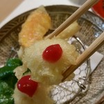 ひろ作 - 鱧の天ぷらに梅肉。