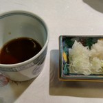 ひろ作 - そば汁と薬味。
