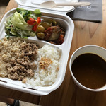 畔家カレーランチボックス（おかずはカポナータ）