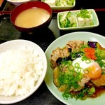 十八番 - 豚バラ茄子のポン酢焼き。卵落とし。¥800。