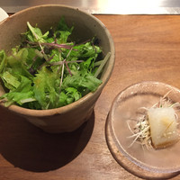 くずし鉄板 あばぐら 神田店 - 赤水菜のサラダとイカの一口刺身