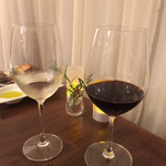 サラマンジェ ド ヨシノ - 赤ワインはボトルで、白ワインは「サービスしていただきました