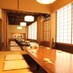 よし寿司 - 内観写真:全92席。ご宴会は最大32名様までOK!ゆっくり寛いで、召し上がっていただきたい…。そんな思いから、お座敷/掘りごたつ個室をご用意しております!広々とした店内で、各種ご宴会はいかがでしょうか。