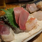 天史朗鮨 - 刺し身盛り合わせ（〆鯖、マグロ、ぼたん海老、平目、真鯛昆布〆、ヅケにしたヒラマサの腹