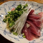 天史朗鮨 - 鰹（皮付き）　白髪ネギとニンニクで　もちもちです