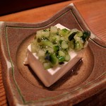 アナゴちらし小町 - 冷奴の上に「山形のだし」という刻んだ漬物が乗ってます