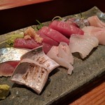 アナゴちらし小町 - 刺し身盛り合わせ（〆鯖、鰹、鮪、鯵、真鯛、炙り太刀魚、肝付カワハギ、剣先イカ、アイナメ）