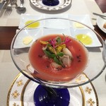 ビストロ ダイア - 夏野菜とトマトの冷製スープ、炙り帆立と牡蠣のスモーク入り