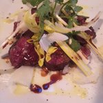 カッフェ アロマティカ - メイン　蝦夷鹿のタリアータ　西洋たんぽぽのサラダ添え　バルサミコソース