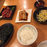 Takeshi - ハラミ、韓国海苔、白菜キムチ、豆もやし、小ライス、(コチュジャン)