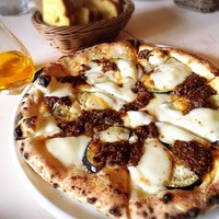 イタリアーナ エノテカ ドォーロ - ワイン屋さんのじっくり煮込んだ牛ひき肉と米ナスのピッツァ 1,000円 ピザ生地香ばしくひき肉しっかり米ナスさっくりチーズもっちりの多様な感覚で味わえます。