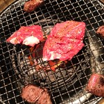 焼肉・ホルモン とんり - ハラミで囲むヒレ