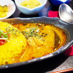 旧ヤム邸 - 8月6日 日曜日のカレー膳（白ネギたっぷり和風チキンカレー、鮪でつくるサワータイカレー）