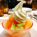 ビタースイーツ・ビュッフェ - 北海道メロンかき氷にソフトクリームon♪