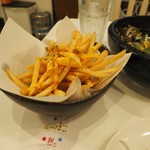 きりん食堂 - フライドポテトのチェダーチーズソースがけ