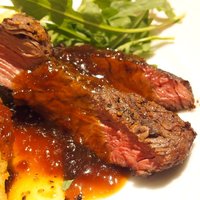 リオ・ブルーイング・コー ビストロアンドガーデン 東京ミッドタウン - メイン2種盛り 1500円 の本日の牛肉のグリル、鶏胸肉の香草パン粉石窯ロースト盛り合わせ