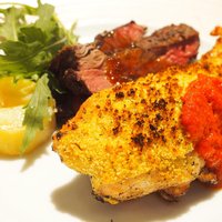 リオ・ブルーイング・コー ビストロアンドガーデン 東京ミッドタウン - メイン2種盛り 1500円 の本日の牛肉のグリル、鶏胸肉の香草パン粉石窯ロースト盛り合わせ