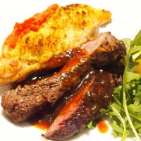 リオ・ブルーイング・コー ビストロアンドガーデン 東京ミッドタウン - メイン2種盛り 1500円 の本日の牛肉のグリル、鶏胸肉の香草パン粉石窯ロースト盛り合わせ