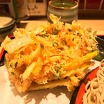 味奈登庵 - かき揚げ天ぷら♡  
      今日のかき揚げ天ぷらはいつもより一回り大きいような気がする。