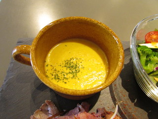 コウベハーバーキッチン ハジ - ニンジンの冷製スープ