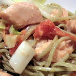 ラ･マンチーナ - 桜鱒・うるい・フレッシュトマトの桜を練り込んだパスタ