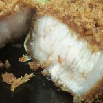 とんかつ檍 - 特上ロースかつ断面。凄い脂！