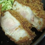 とんかつ檍 - 特上ロースかつ断面。ジューシー！