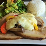 ビーズヤホットドッグ - ラクレットチーズかけたの図