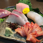 Marukiya - 刺盛5点盛¥2500？
                        本マグロ、ひらめ、赤貝、かんぱち、カツオ。