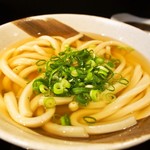 純愛うどん なでしこ - 天盛り きつね ひやかけ（ひやかけ ネギ投入）