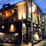 mEat Esola - 飲食店ロードで一際目立っています！