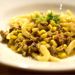 AURELIO - ストロッツァプレッティ　サルシッチャとトウモロコシのソース＠1,400円：これでハーフ。予め取り分けてくれます。