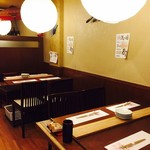 鳥屋 花 - 真ん中の木の板に焼き鳥をお出しします。テーブル移動して、最大12名様ご案内できます。