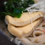 石臼挽きうどん しゅはり - "冷（ひ）やしむじなうどん"、油揚（あぶらあげ）