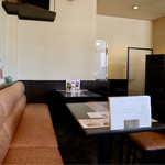 Kohi Hausu Shin Shin - 席が広めの清潔感のある空間