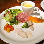 グラッツェ ミッレ - 前菜（サーモンのカルパッチョ、イカとブロッコリーのサラダ、鶏のツナソースペペロナータ他）