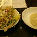 上海庭 - ランチで取れる、点心類（この日は小さな肉まん）とサラダ