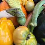 五條　源兵衛 - 本日供される予定の野菜たちがどっさり盛られていて目にも楽しいです。