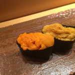 伊勢鮨 - ウニ(左:馬糞雲丹、右:紫雲丹)